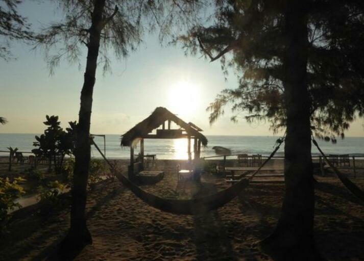 Tsunami Beach Hotel Arugam Bay Exterior photo